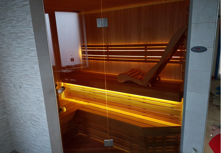 Szauna ergonomikus paddal és abachi fával