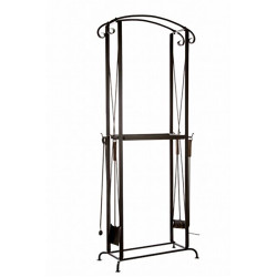 Tűzifa tartó szerszámokkal 