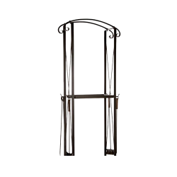 Tűzifa tartó szerszámokkal 