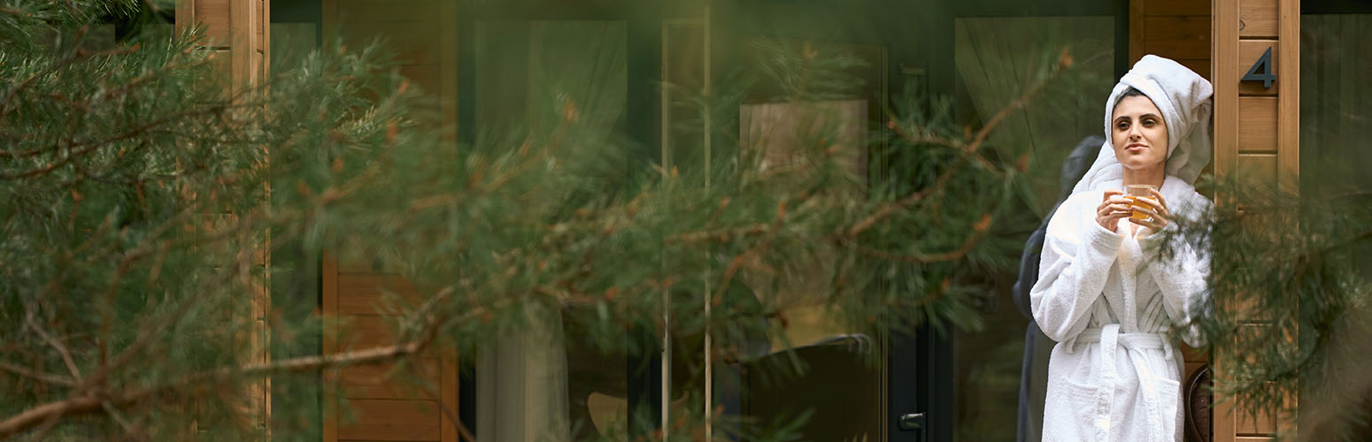 Melegvíz-rituálé: Miért segít a meleg víz ellazulni – és miért tart tovább a szauna hője