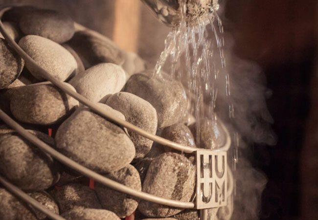 Öntsünk vizet az elektromos szaunakályhára? Helyes használat és gyakori hibák