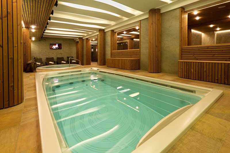 Beltéri USSPA úszómedence, wellness részlegen elhelyezve, külön relaxációs zónával