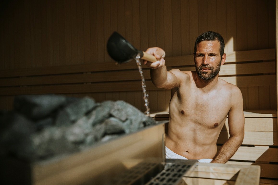 Víz öntése a szauna köveire